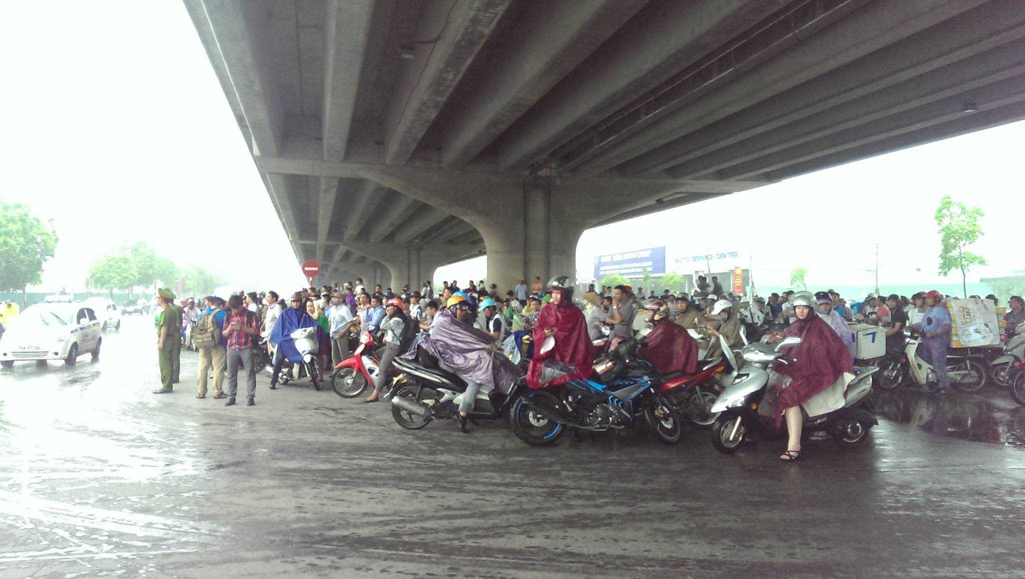 Người Hà Nội 'đội mưa' chờ tiễn Tổng thống Obama