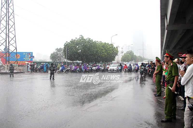 Người Hà Nội 'đội mưa' chờ tiễn Tổng thống Obama