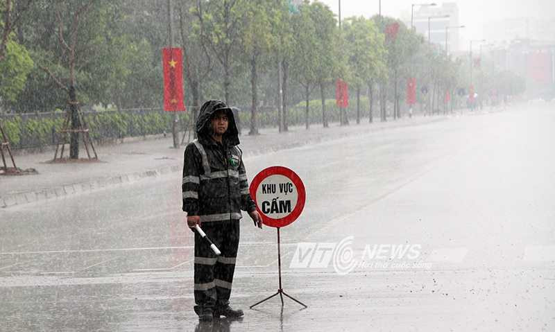 An ninh giám sát chặt chẽ trước cổng Trung tâm hội nghị Quốc gia