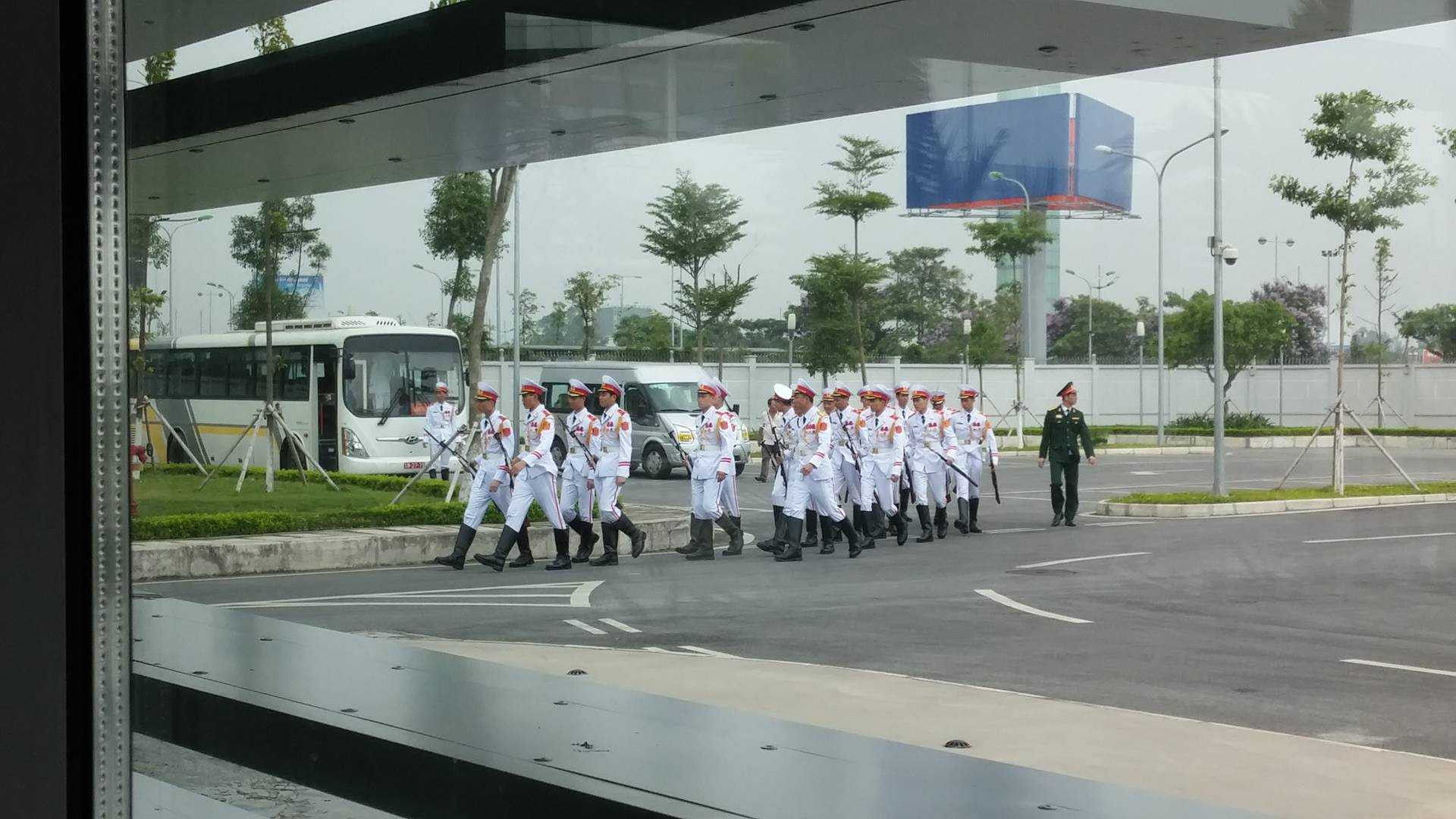 Người Hà Nội 'đội mưa' chờ tiễn Tổng thống Obama