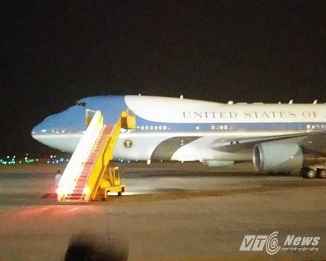 Chuyên cơ chở Tổng thống Obama hạ cánh xuống sân bay Nội Bài