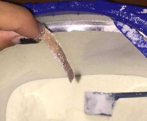 Miếng gạc bẩn nằm trong hộp sữa trẻ em