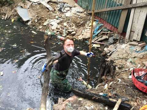 Chính quyền UBND phường Yên Hòa cho biết họ rất hoan nghênh và ghi nhận việc làm trên của nhóm người nước ngoài. Chính quyền UBND phường Yên Hòa cho biết họ rất hoan nghênh và ghi nhận việc làm trên của nhóm người nước ngoài.