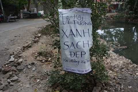 Nhóm nước ngoài treo biển tuyên truyền mọi người không vứt rác xuống kênh. Nhóm nước ngoài treo biển tuyên truyền mọi người không vứt rác xuống kênh.