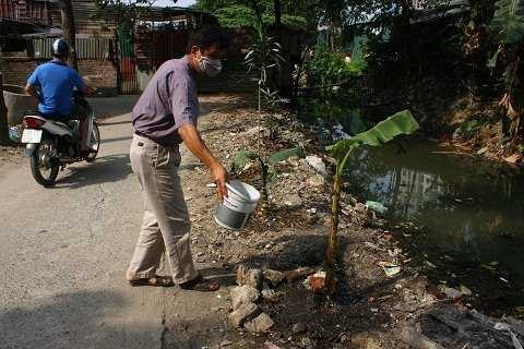 Hành động của nhóm người nước ngoài đã tác động đến ý thức cảu người dân sinh sống tại khu vực con kênh ngập rác. Hành động của nhóm người nước ngoài đã tác động đến ý thức cảu người dân sinh sống tại khu vực con kênh ngập rác.