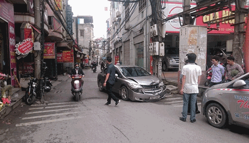 Hiện trường chiếc xe ô tô Civic do người đàn ông nước ngoài lái đâm vào xe taxi. Hiện trường chiếc xe ô tô Civic do người đàn ông nước ngoài lái đâm vào xe taxi.