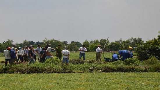 Chị X. đang đi cấy thì bị anh chồng chém chết dã man (ảnh minh họa)