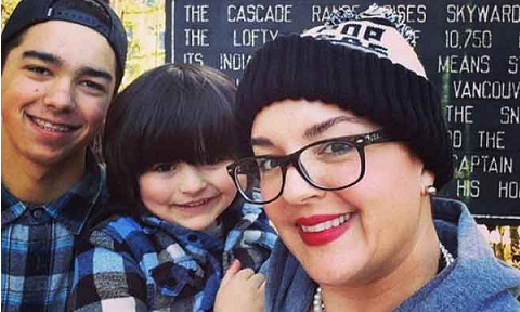 Cô Desiree và 2 đứa con trai của mình, Edge và Epic. Cô Desiree và 2 đứa con trai của mình, Edge và Epic.