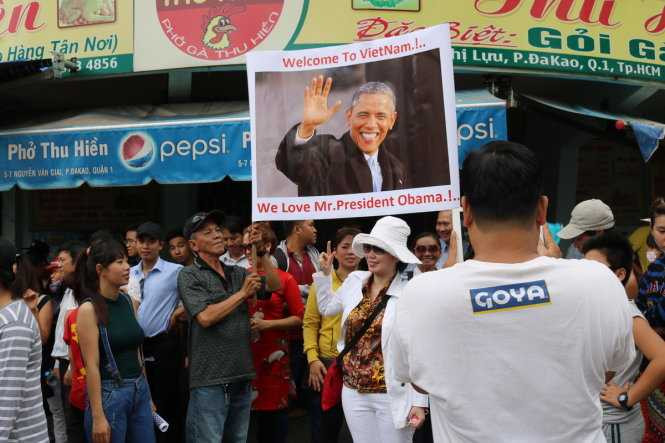 Giơ cao bannner chào đón Tổng thống Mỹ Barack Obama - Ảnh: Trần Kim Anh