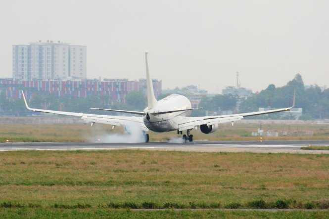 Chiếc Boeing 737 - 800 vừa hạ cánh xuống sân bay Tân Sơn Nhất - Ảnh: Bảo Duy