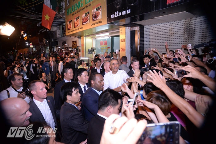 Sau khi ăn bún chả, ông Obama bắt tay người dân Hà Nội - Ảnh: Tùng Đinh