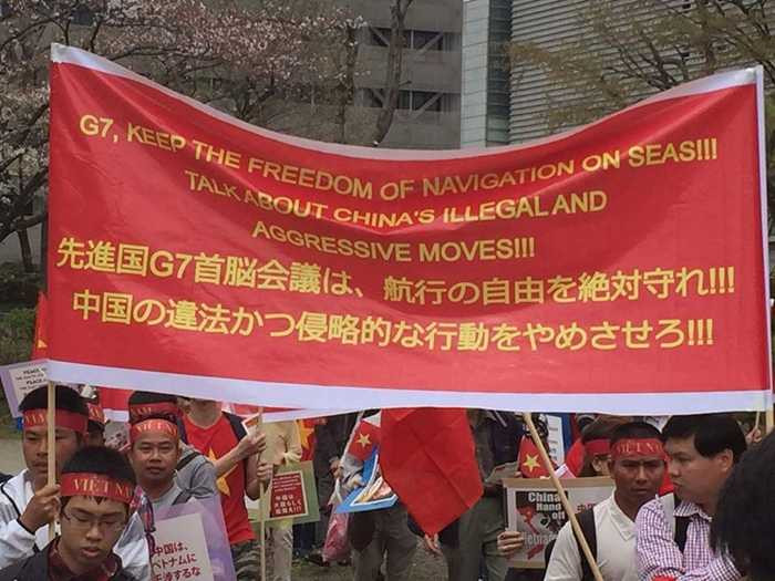 Cuộc biểu tình diễn ra bên lề Hội nghị bộ trưởng G7