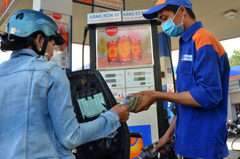 Do giá xăng E5 rẻ hơn xăng A92 không đáng kể nên chưa hấp dẫn người tiêu dùng