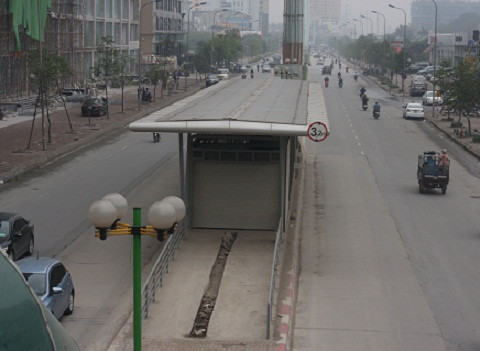 Hàng loạt nhà chờ xe buýt bị bỏ hoang,xuống cấp ở Hà Nội