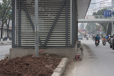 Bụi phủ kín, đất đá ngổn ngang, nhà chờ xe buýt nhếch nhác, xập xệ trên các tuyến phố Hà Nội