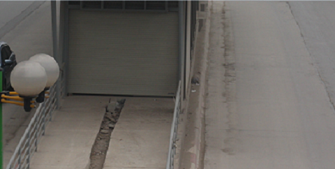 Đường bê tông xây xong đã tạo nên các khe rãnh mấp mô trên đường