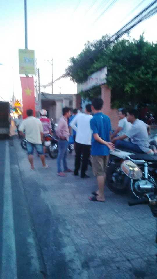 Đông đảo người dân theo dõi vụ trinh sát đột kích sòng bạc do nguyên đội trưởng CSGT tổ chức sát phạt