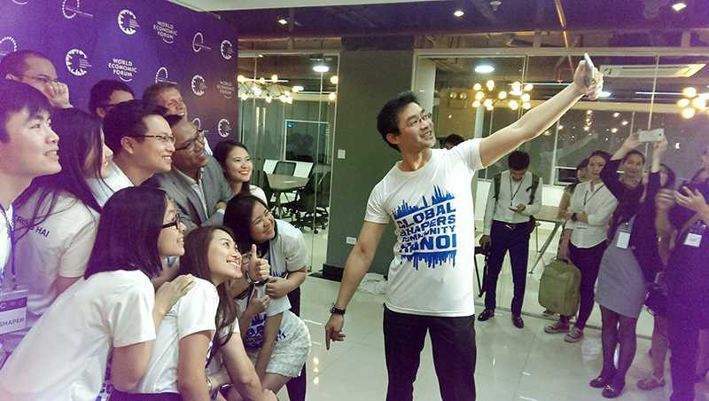 Giám đốc điều hành Diễn đàn Kinh tế thế giới Philipp Rösler đã có màn giao lưu đầy ấn tượng khi ông không ngần ngại chụp “tự sướng” cùng các bạn trẻ Việt Nam.