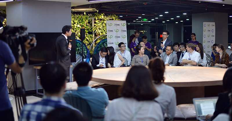 Nguyên Phó Thủ tướng Đức chụp ảnh ‘tự sướng’ cùng thanh niên Việt