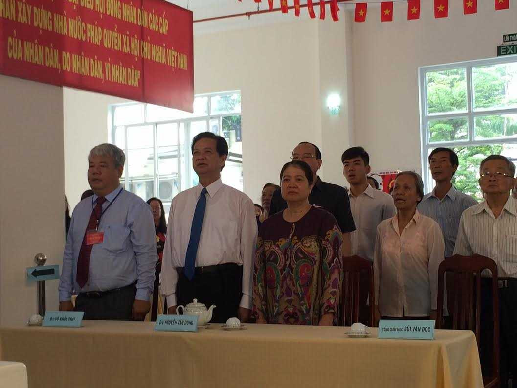 Nguyên Thủ tướng Nguyễn Tấn Dũng chào cờ trước buổi bỏ phiếu tại khu vực bỏ phiếu số 41, phường 6, quận 3, TP.HCM. Ảnh: Xuân Linh