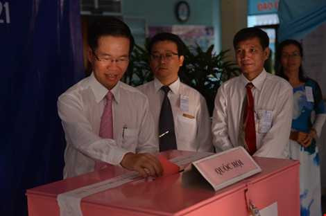 Ông Võ Văn Thưởng bỏ phiếu bầu của mình tại điểm bầu cử khu vực số 82, Quận Phú Nhuận vào sáng 22-5 - Ảnh: Q.T