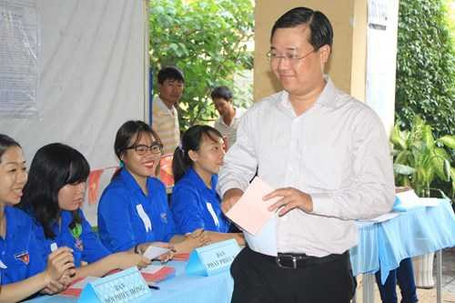 anh Lê Quốc Phong, Ủy viên dự khuyết Trung ương Đảng, Bí thư thứ nhất Ban chấp hành Trung ương Đoàn thực hiện nghĩa vụ cử tri. 