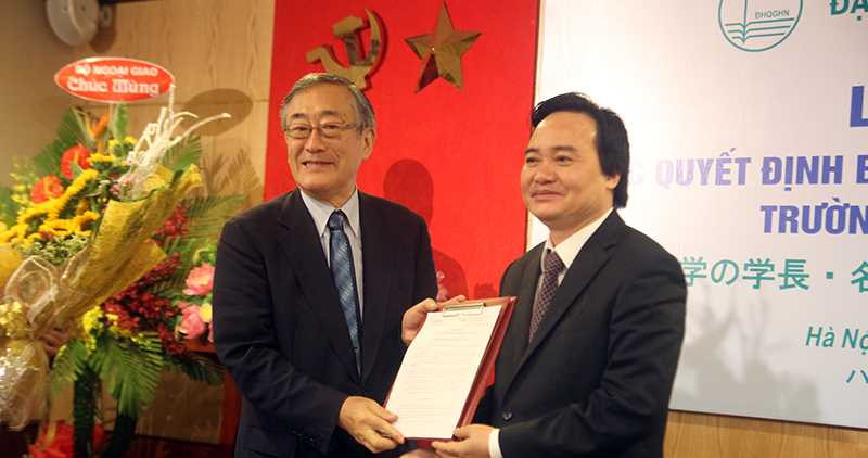 Bộ trưởng Bộ GD&ĐT, giám đốc Phùng Xuân Nhạ trao quyết định bổ nhiệm Hiệu trưởng Đại học Việt Nhật cho ông Furuta Motoo.