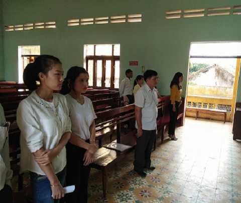 Bị cáo Hùng và bị hại tại phiên tòa lần thứ 3 Bị cáo Hùng và bị hại tại phiên tòa lần thứ 3