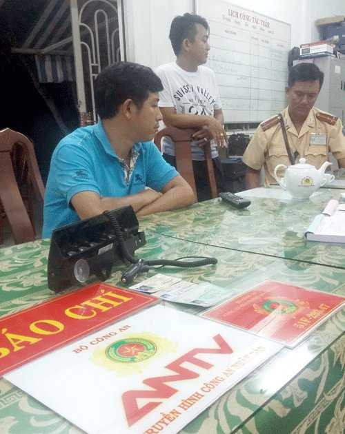 Người tự nhận tên Đỗ Nguyễn Phương Lâm (mặc áo xanh) xưng danh nhà báo tại cơ quan công an.