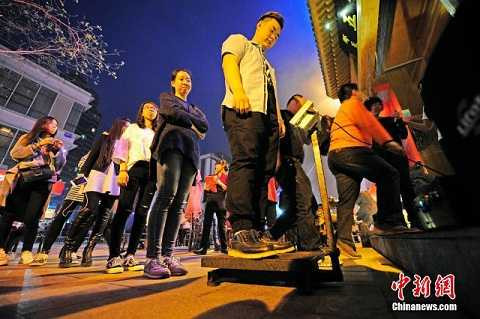 Nhiều người đã đến xếp hàng để có cơ hội thưởng thức bữa ăn miễn phí ở nhà hàng này.