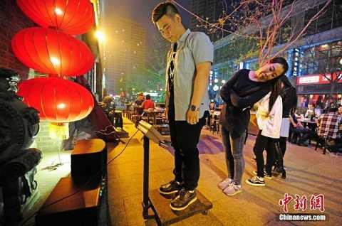 Chỉ những khách hàng có cân nặng từ 130 kg trở lên mới được miễn phí, còn những người nào không đủ cân phải tự thành toán bữa ăn của mình.