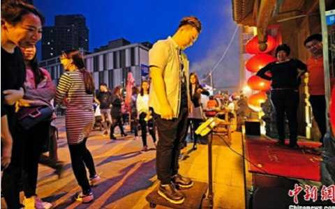 Trước cửa nhà hàng là một chiếc cân lớn để mọi người có thể biết chính xác liệu mình có được tặng bữa ăn miễn phí hay không.