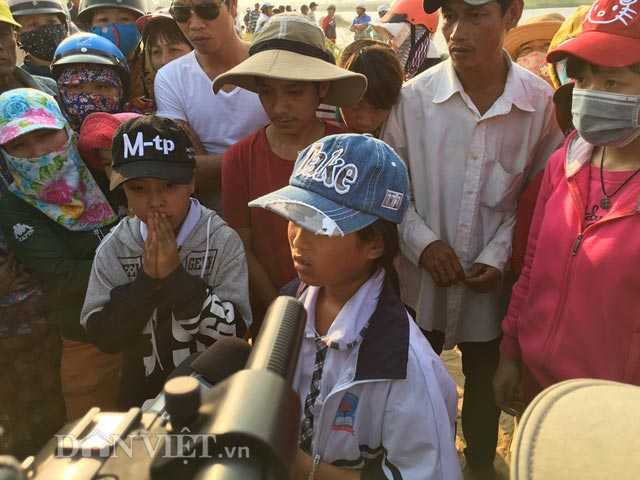 Nước mắt chảy dài trên gương mặt em Trần Thị Hà Phương - một trong số những em đi cùng 9 bạn trai cùng lớp bị tử nạn, khi kể lại sự việc.