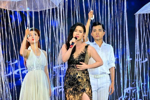 Nhật Kim Anh sexy hát ca khúc buồn 'Mưa đã tạnh'.