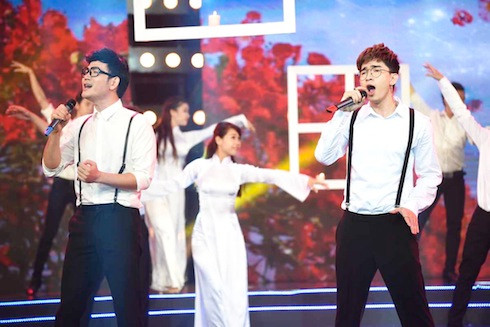 Quách Thành Danh và Chi Dân còn hòa giọng chung trong bài hát Phượng yêu.