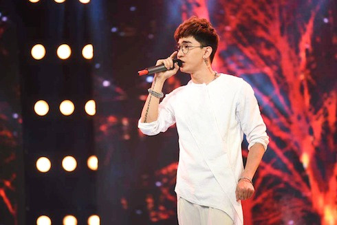 Chi Dân hát ca khúc Muộn.