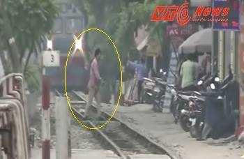 Ngang nhiên chạy qua đường ray khi tàu đang tới gần