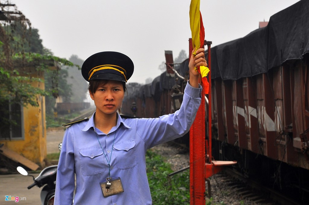 Chị Nga, nhân viên gác tàu chứng kiến vụ việc hy hữu sáng ngày 13/4