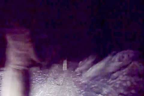 Bóng ma bí ẩn thường xuyên bị bắt gặp giữa đường. Bóng ma bí ẩn thường xuyên bị bắt gặp giữa đường.