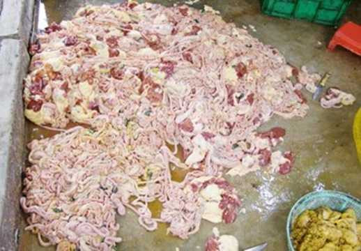 800 bộ lòng gà thối đổ ngập trên sàn nhà bẩn thỉu bị phát hiện tại một cơ sở ở khu phố 1, phường Tân Hiệp, Đồng Nai khiến nhiều người rùng mình. Nội tạng gà được bà Trâm - chủ cơ sở này thu mua với giá rẻ như mề 42.000 đồng/kg, cút 45.000 đồng/kg, phao câu 30.000 đồng/kg, gan 20.000-25.000 đồng/kg, cánh gà khoảng 55.000 đồng/kg - thông tin trên báo Pháp luật TP cho hay. Ảnh: PLTP. 800 bộ lòng gà thối đổ ngập trên sàn nhà bẩn thỉu bị phát hiện tại một cơ sở ở khu phố 1, phường Tân Hiệp, Đồng Nai khiến nhiều người rùng mình. Nội tạng gà được bà Trâm - chủ cơ sở này thu mua với giá rẻ như mề 42.000 đồng/kg, cút 45.000 đồng/kg, phao câu 30.000 đồng/kg, gan 20.000-25.000 đồng/kg, cánh gà khoảng 55.000 đồng/kg - thông tin trên báo Pháp luật TP cho hay. Ảnh: PLTP.