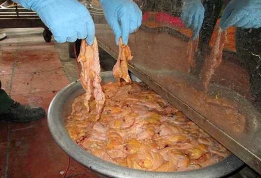 Hình ảnh thịt gà bẩn bốc mùi hôi thối tại cơ sở sản xuất chà bông ở ấp 6 (Vĩnh Lộc) đang chuẩn bị được chế biến thành chà bông cung cấp cho các điểm bán xôi, bánh mỳ trên địa bàn huyện Bình Chánh, Bình Tân, bị cơ quan chức năng phát hiện. Ảnh: NLĐ. Hình ảnh thịt gà bẩn bốc mùi hôi thối tại cơ sở sản xuất chà bông ở ấp 6 (Vĩnh Lộc) đang chuẩn bị được chế biến thành chà bông cung cấp cho các điểm bán xôi, bánh mỳ trên địa bàn huyện Bình Chánh, Bình Tân, bị cơ quan chức năng phát hiện. Ảnh: NLĐ.