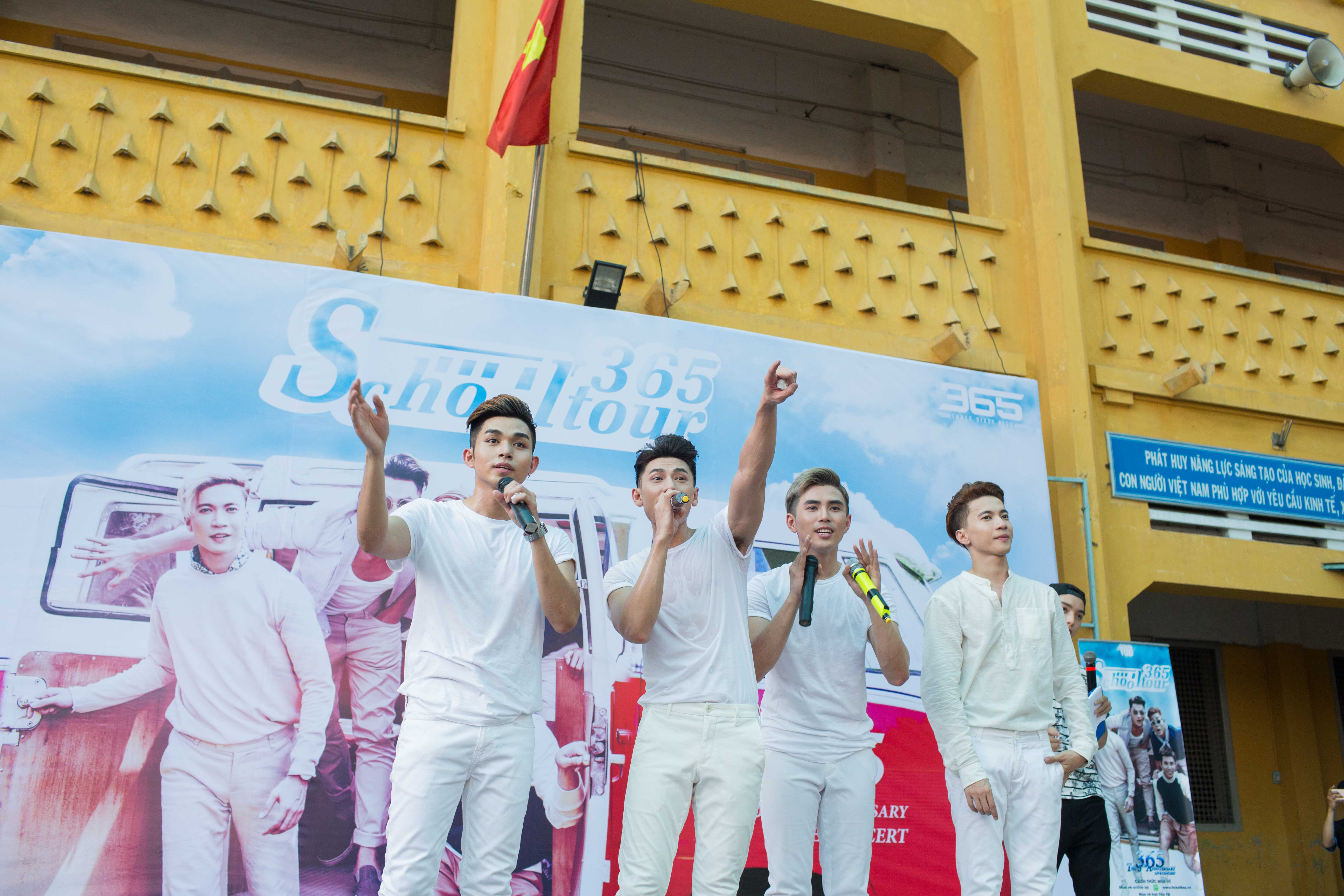 Nhóm 365 quậy tưng bừng cùng hơn 10.000 học sinh trong tour lưu diễn