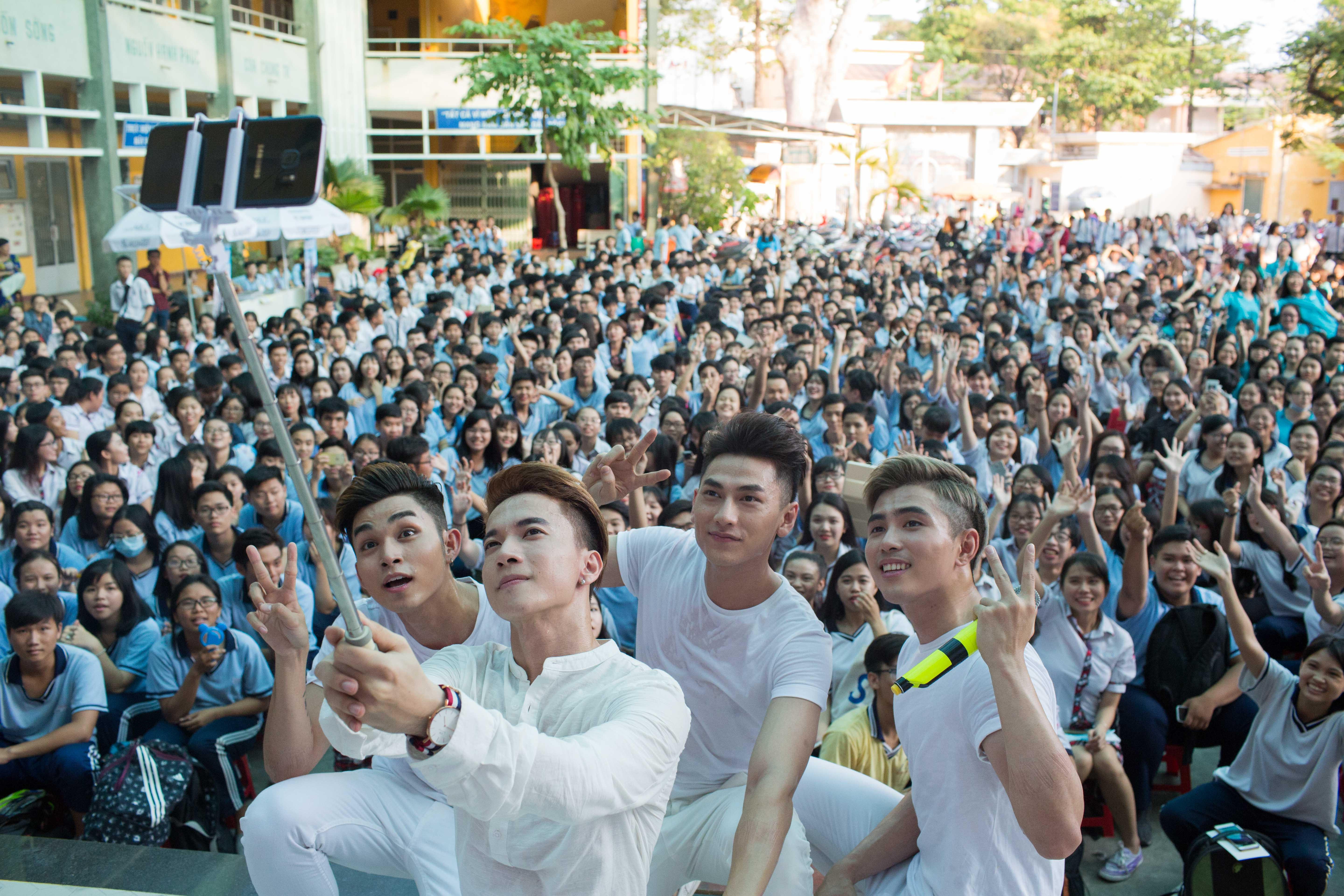 Nhóm 365 quậy tưng bừng cùng hơn 10.000 học sinh trong tour lưu diễn