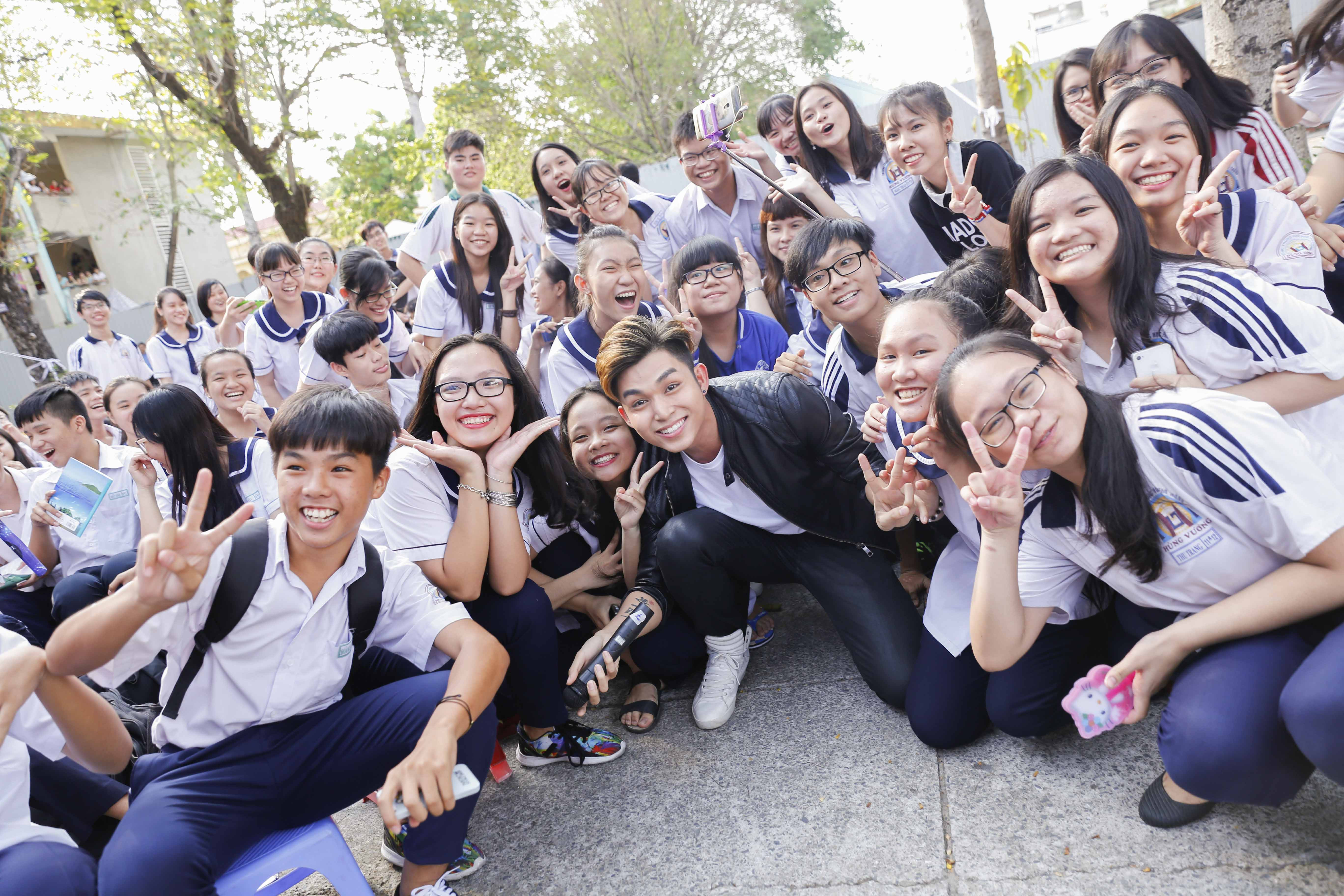 Nhóm 365 quậy tưng bừng cùng hơn 10.000 học sinh trong tour lưu diễn