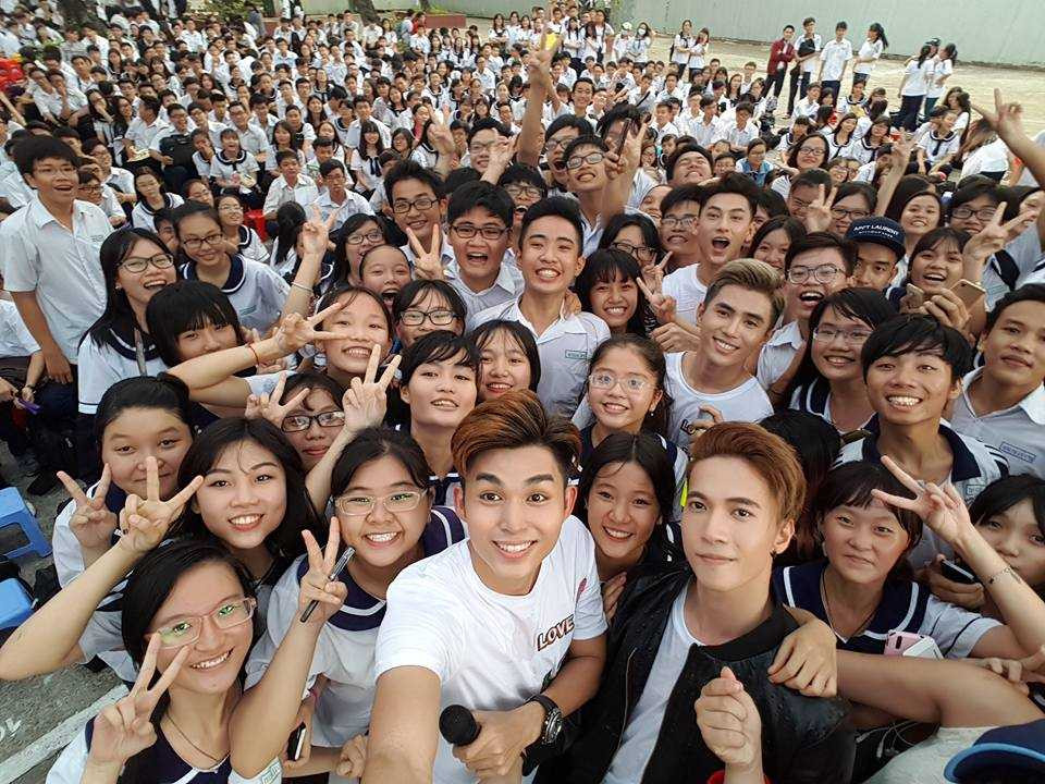 Nhóm 365 quậy tưng bừng cùng hơn 10.000 học sinh trong tour lưu diễn