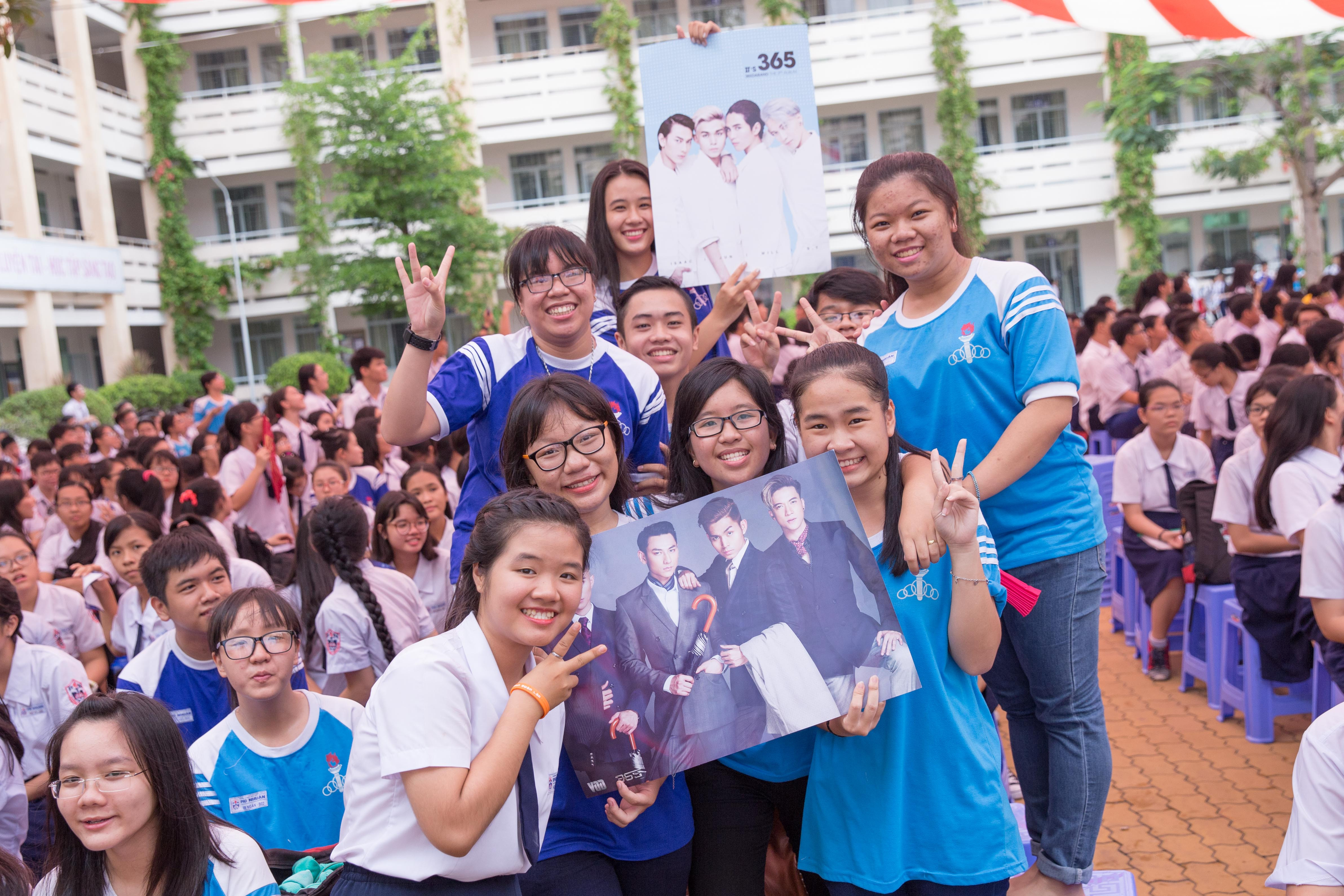 Nhóm 365 quậy tưng bừng cùng hơn 10.000 học sinh trong tour lưu diễn