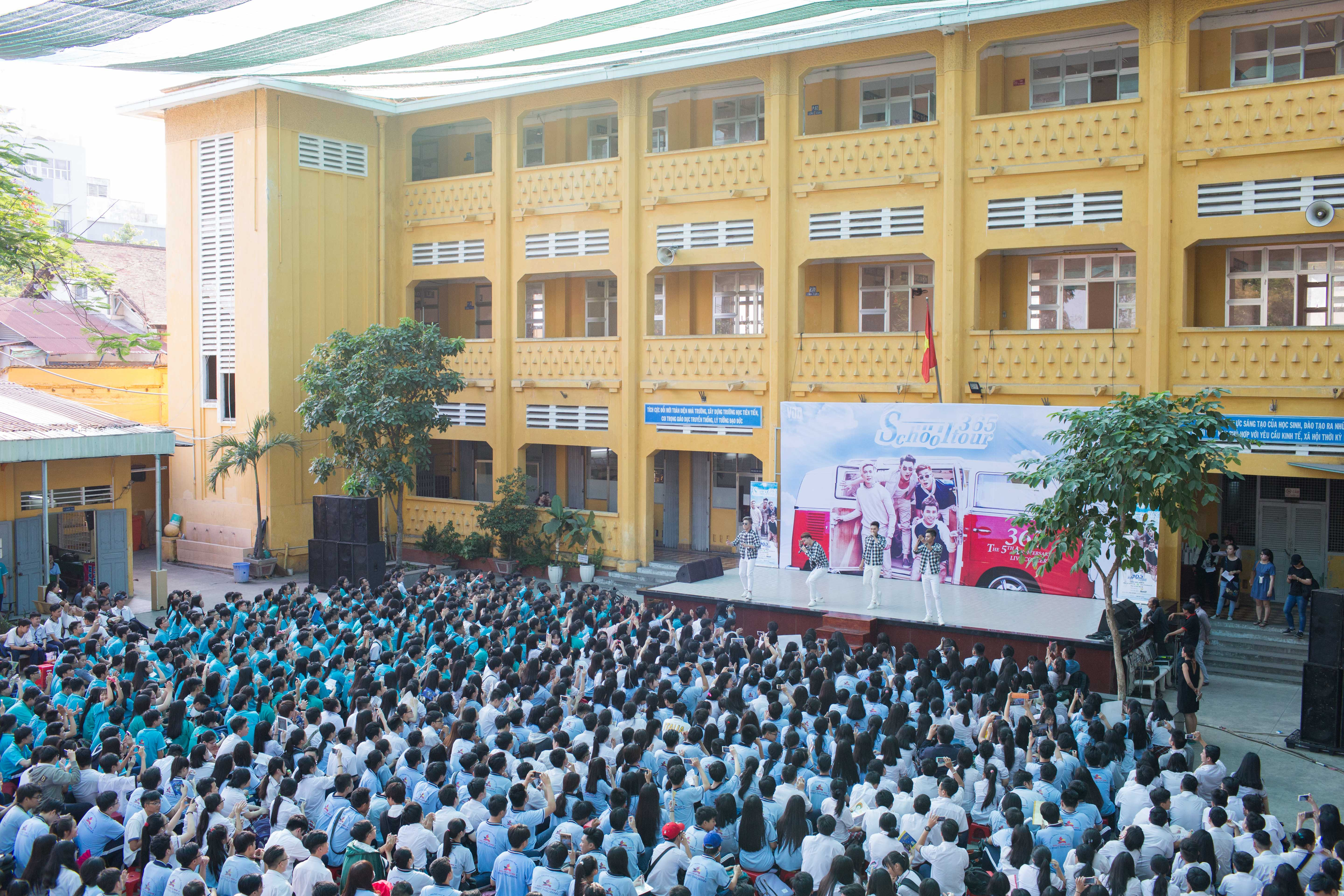 Nhóm 365 quậy tưng bừng cùng hơn 10.000 học sinh trong tour lưu diễn