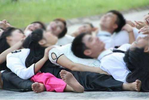 "Nhức mắt" với ảnh kỷ yếu táo bạo của nữ sinh