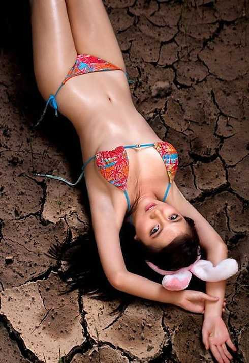 Bộ ảnh với tạo dáng phản cảm, trang phục không liên quan đến chủ đề biến đổi khí hậu của người mẫu Quỳnh Như bị dư luận cười chê, cho rằng cô đang tạo scandal để PR bản thân.