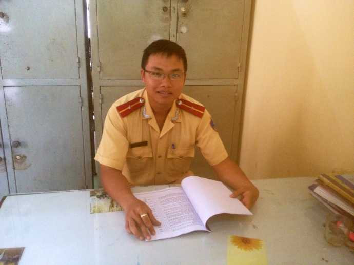 Thiếu úy Huỳnh Phước Chiến, người nghĩ ra cách xử phạt độc đáo và Thanh Tuyền, cô gái ngồi chép phạt bên đường gây bão mạng